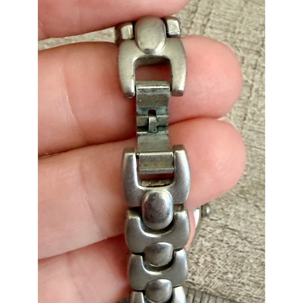 Express LAX1336 Wrist Watch Date Water Resist Silver Tone 7 Inch Womens